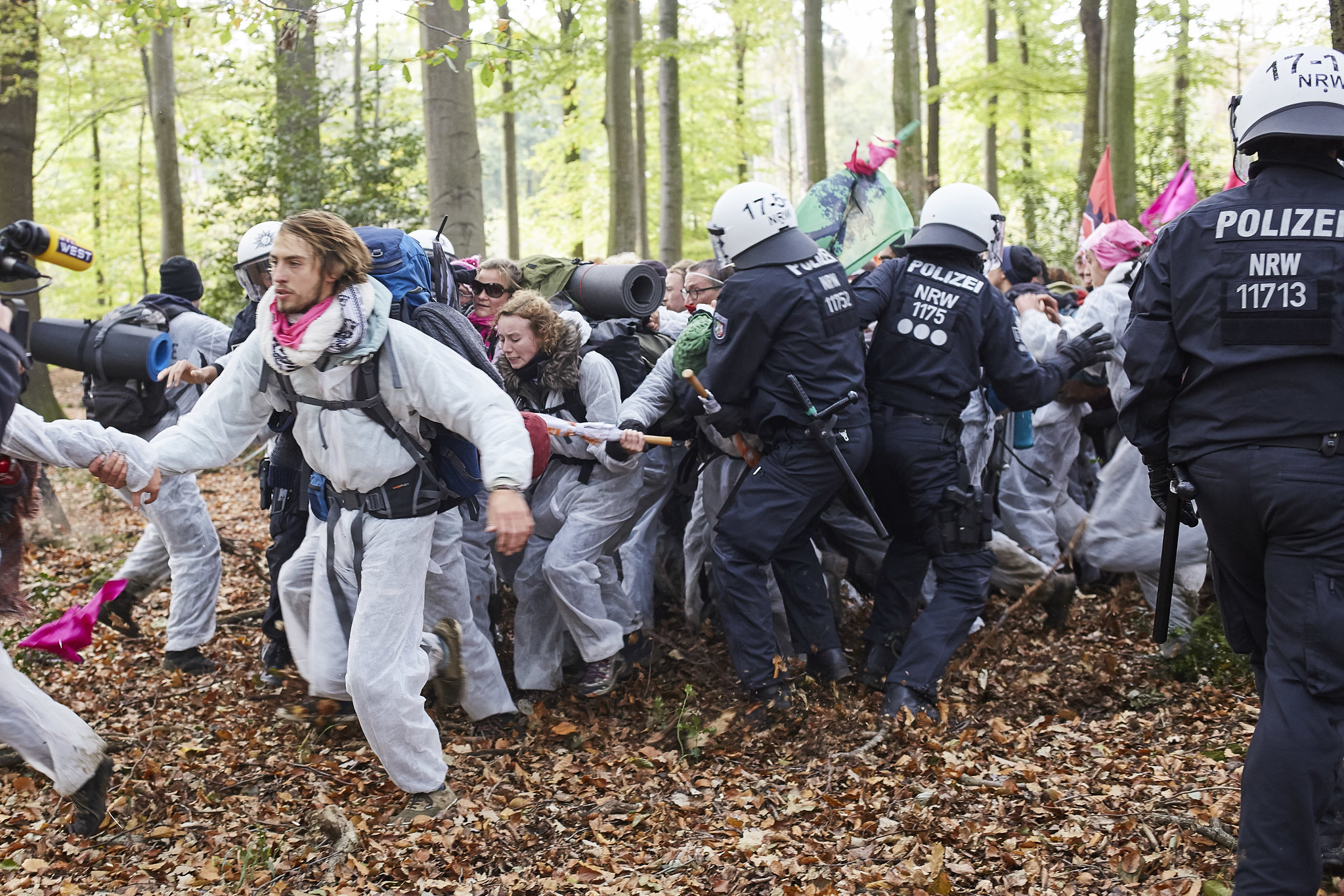 Lorsqu'ils dévient du trajet autorisé de la manifestation pour rejoindre la forêt de Hambach, les activistes sont coursés par les forces de l'ordre. Image : Ende Gelände, Flickr