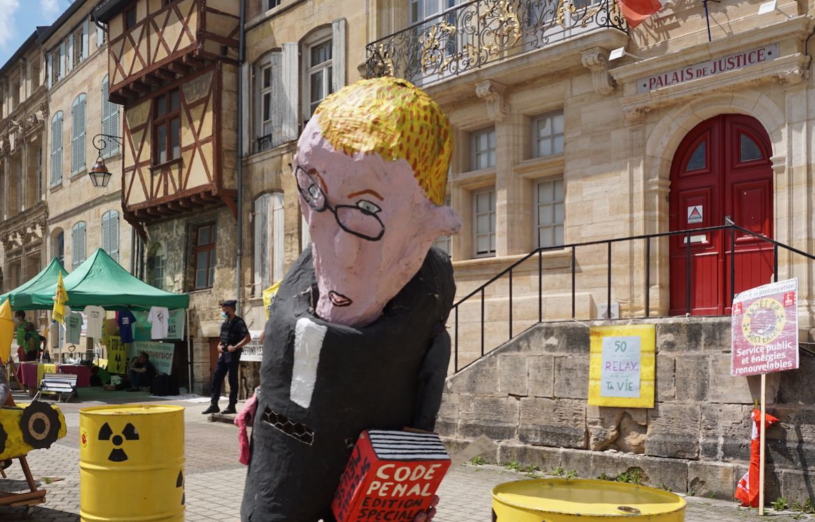 Au procès de Bure à Bar-le-Duc, les soutiens massés devant le tribunal avaient confectionné une marionnette à l'effigie du juge d'instruction  Kévin Le Fur. 