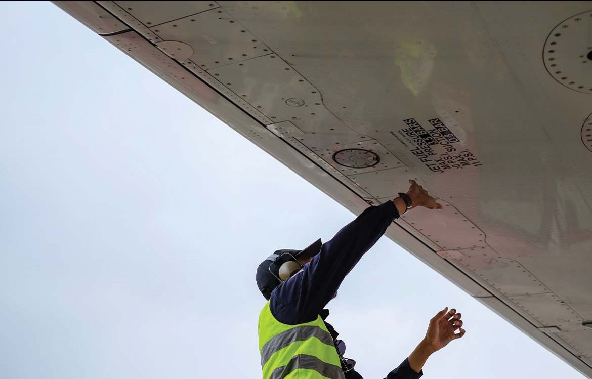Un ingénieur prépare le réservoir d'un avion commercial - Indonésie