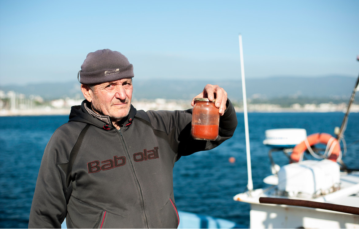 Gérard Carrodano, pêcheur et plongeur professionnel de la Ciotat, montre un échantillon prélevé dans la zone de rejet.