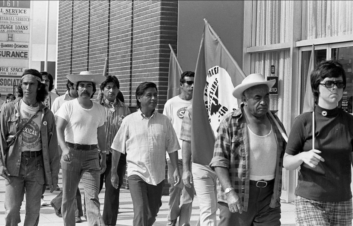 César Chávez (en chemise blanche) lors d’une marche de la frontière mexicaine à Sacramento avec des membres de l’United Farm Workers à Redondo Beach, Californie. Juin 1975.