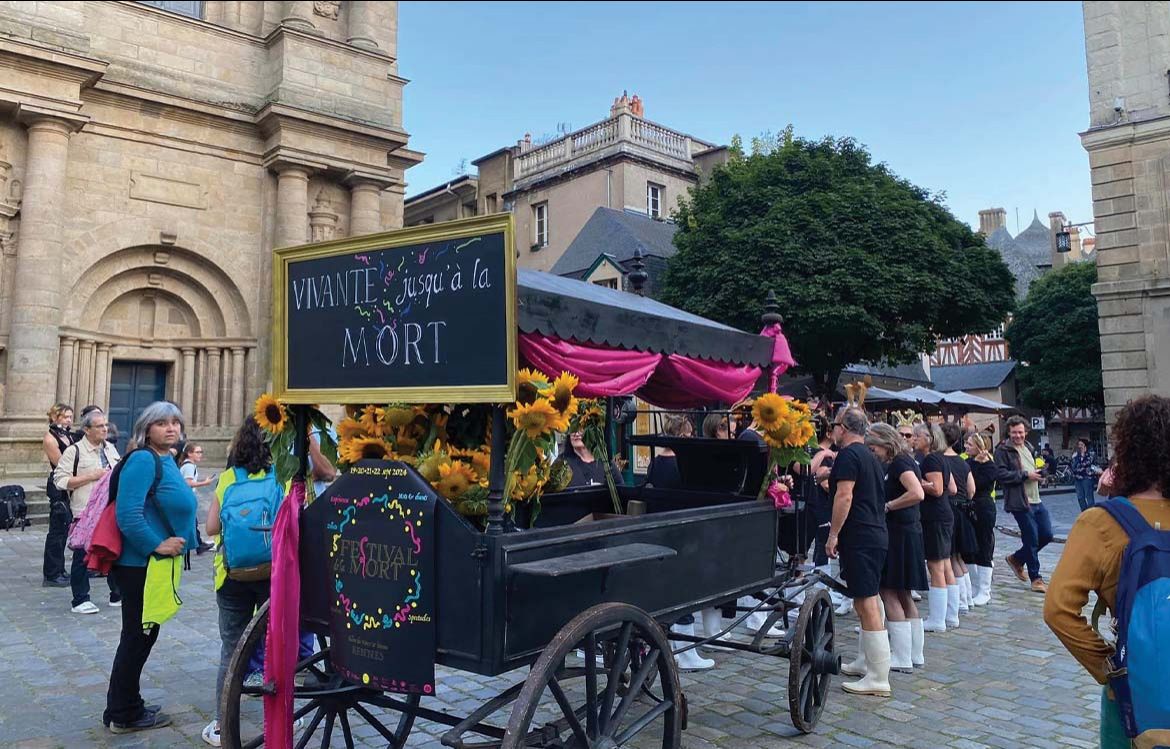 « La parade mortelle » au Festival de la mort, organisé par la coopérative funéraire de Rennes pour la première fois en septembre 2024.