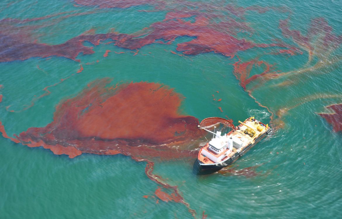 Écrémage d'hydrocarbures dans le golfe du Mexique lors de la marée noire de Deepwater Horizon, le 29 mai 2010.