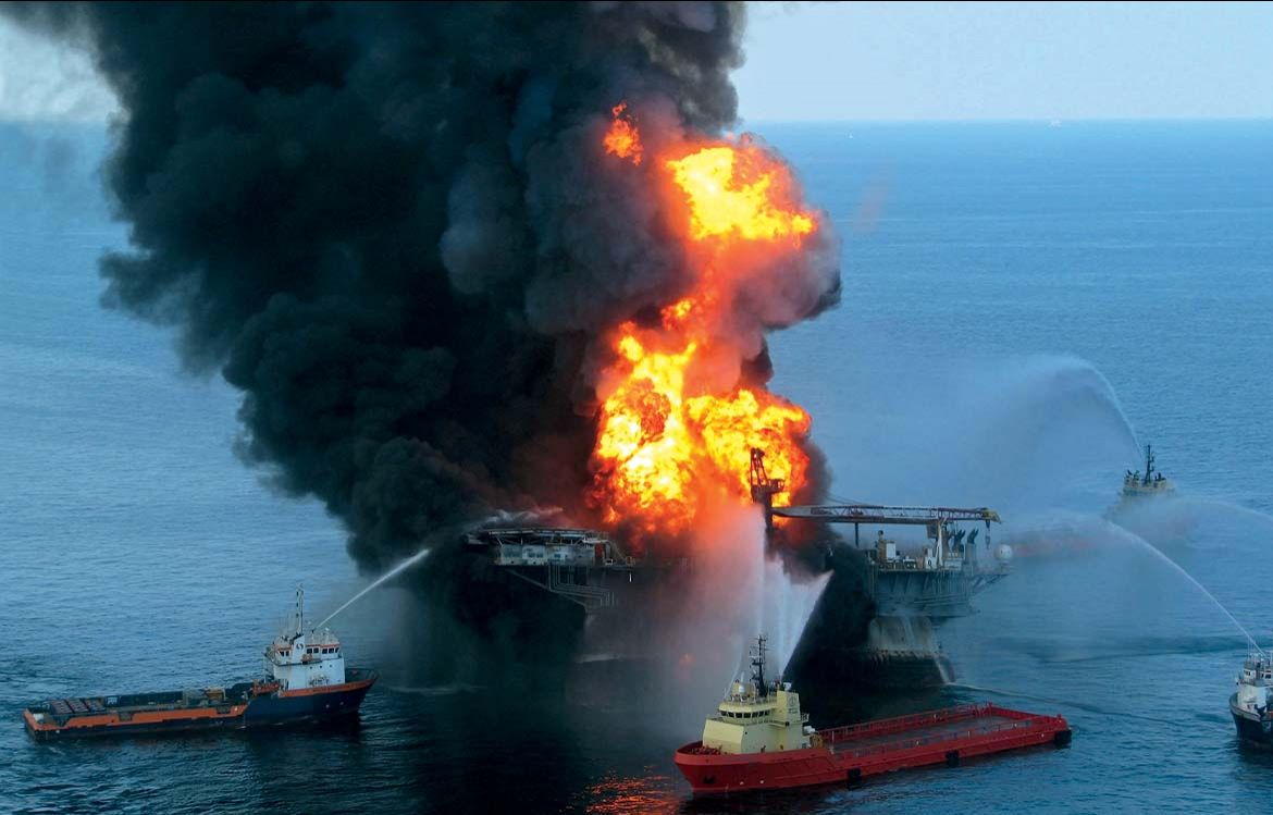 La plateforme pétrolière DeepWater Horizon prend feu. 2010
